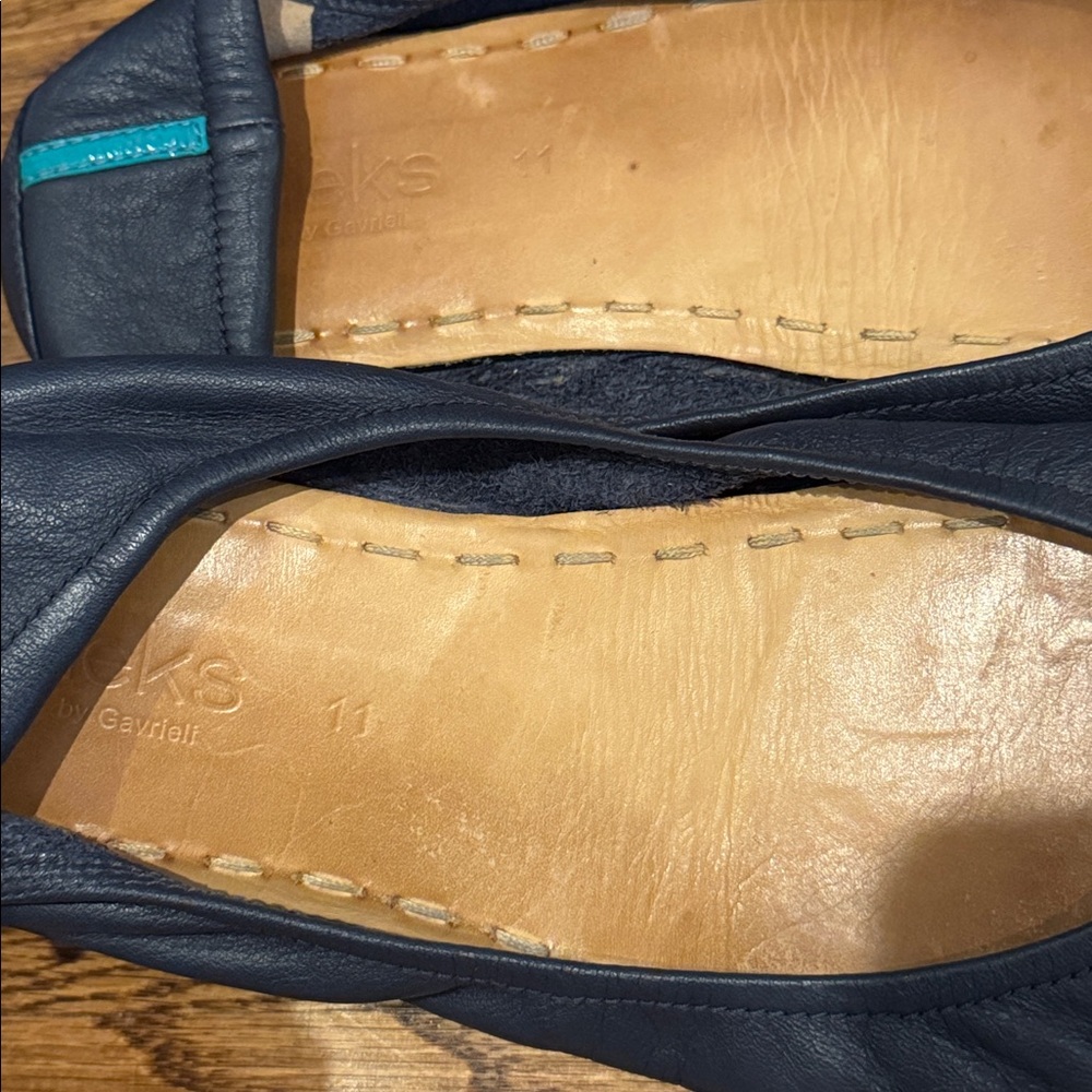 Tieks Navy and Teal Women's Flats - Removing 5/8 - Picture 6 of 8